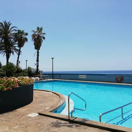 By The & Pool דירה *