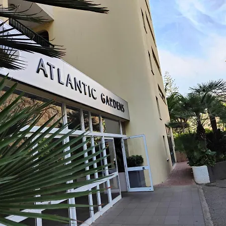 By The & Pool Apartman